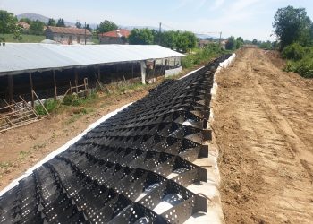 Εγκατάσταση γεωκυψελωδών συστημάτων για την αντιμετώπιση των διαβρώσεων σε αναχώματα του Καλέντζη από την Περιφέρεια Θεσσαλίας
