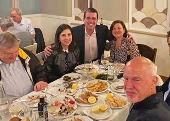 Δύο «εχθροί» στο ίδιο τραπέζι