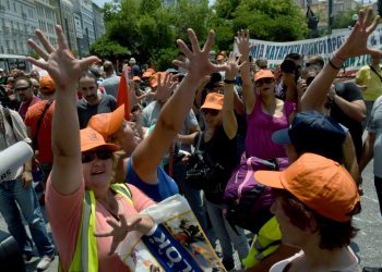 Ο Παπαστεργίου ξαναχτύπησε… Οι συμβασιούχοι Covid δεν μπήκαν με τόσο “διαφανείς” διαδικασίες