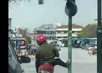 Viral βίντεο με… χαλαρό Λαρισαίο ντελιβερά που ξεκουράζεται στο φανάρι!