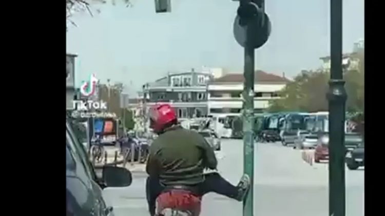 Viral βίντεο με… χαλαρό Λαρισαίο ντελιβερά που ξεκουράζεται στο φανάρι!