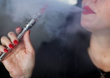Ηλεκτρονικό τσιγάρο: Έρευνα για «θανατηφόρες τοξίνες»