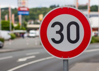 Όριο ταχύτητας τα 30 χλμ/ώρα στις μεγάλες πόλεις