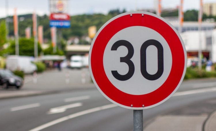 Όριο ταχύτητας τα 30 χλμ/ώρα στις μεγάλες πόλεις
