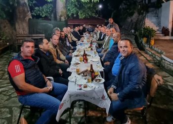 Με τους φρουρούς  ο Βλαχογιάννης