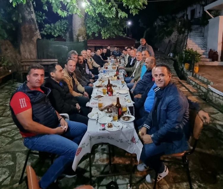 Με τους φρουρούς  ο Βλαχογιάννης