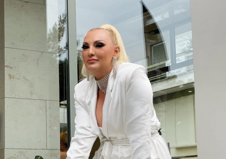 Οι όποιες ενστάσεις λοιπόν, είναι μια πολυτέλεια των κοινωνικά εύρωστων