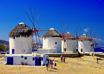 Ξέφυγαν στη Μύκονο! Ζήτησαν 500 ευρώ από τουρίστες που ήθελαν να δουν το ηλιοβασίλεμα