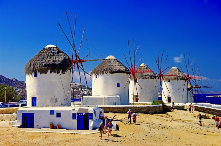 Ξέφυγαν στη Μύκονο! Ζήτησαν 500 ευρώ από τουρίστες που ήθελαν να δουν το ηλιοβασίλεμα
