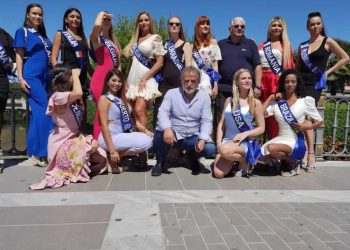 Ο μπον βιβέρ της Π.Ε Τρικάλων υποδέχτηκε και ξενάγησε στα Τρίκαλα τις καλλονές του Μις Παγκόσμιος Τουρισμός 2022