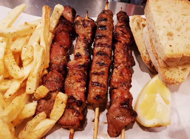 Ένα σουβλάκι έστειλε Λαρισαίο στην εντατική