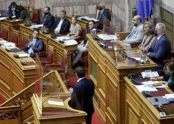 Σκληρή κόντρα Σκρέκα – Τσίπρα για την κατάργηση της ρήτρας αναπροσαρμογής