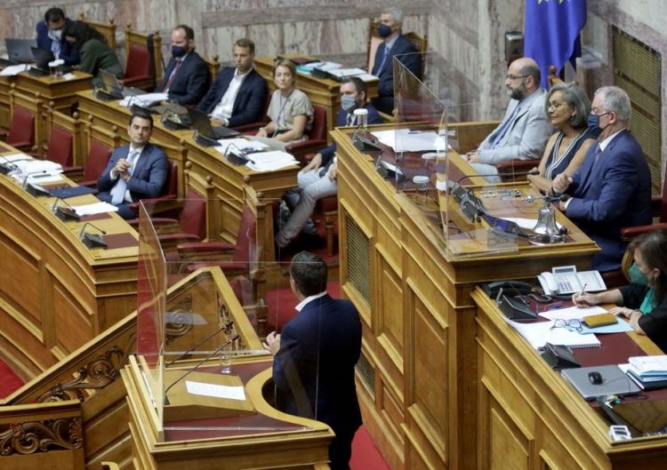 Σκληρή κόντρα Σκρέκα – Τσίπρα για την κατάργηση της ρήτρας αναπροσαρμογής