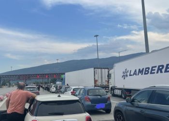 Απίστευτο μποτιλιάρισμα στα διόδια Λεπτοκαρυάς λόγω τροχαίου στη σήραγγα του Πλαταμώνα