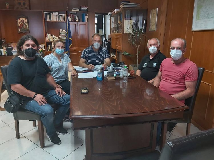 Επίσκεψη του  Δ.Σ του Πολιτιστικού & Μορφωτικού Συλλόγου Παλαιοκαρυας «Ή Γκρόπα» στον Χρήστο Μιχαλάκη