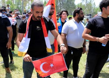 Διαδηλωτές στο Ιράκ καίνε τουρκικές σημαίες – Οργή για την πολύνεκρη επίθεση
