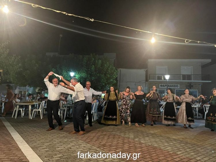 Χέρι  χέρι  Μεριβάκης – Πρόεδρος Κλοκοτού…