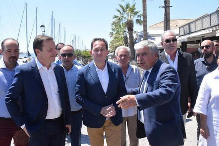 Ο Λιούτας με τον Αναπληρωτή Υπουργό Εσωτερικών, Στέλιο Πέτσα, σε κλιμάκιο της ΝΔ στην Πρέβεζα