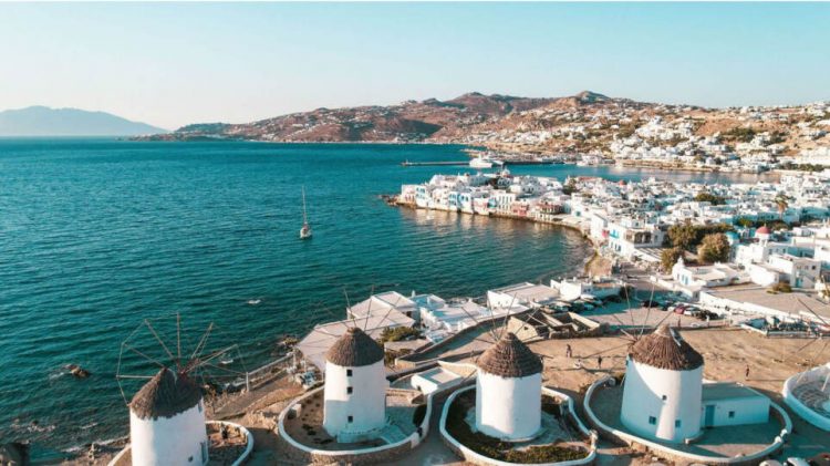 Μύκονος: Νοικιάζουν εκκλησίες λόγω έλλειψης δωματίων
