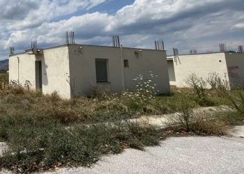 Να παραδοθούν οι κατοικίες στους Παλιννοστούντες  της Φαρκαδόνας  ζητά ο Μεριβάκης