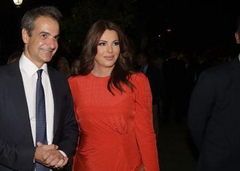 Εντυπωσίασε με την εμφάνισή της η Παπακώστα στο Προεδρικό Μέγαρο