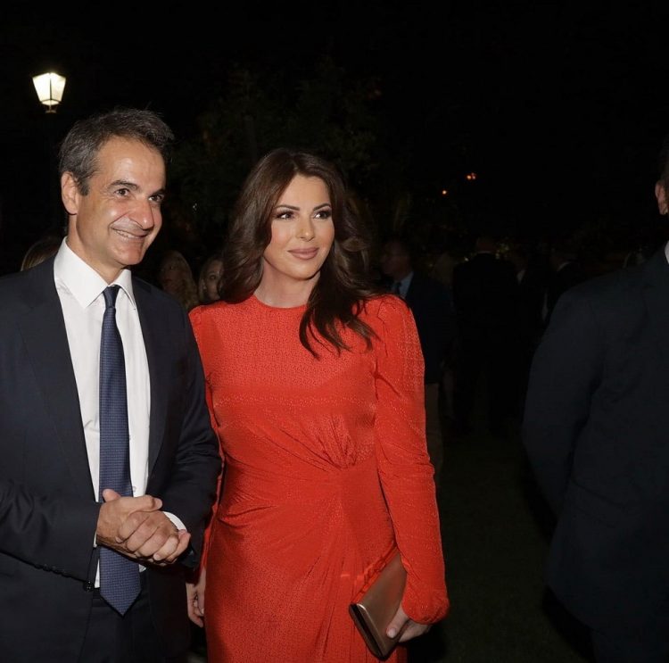 Εντυπωσίασε με την εμφάνισή της η Παπακώστα στο Προεδρικό Μέγαρο