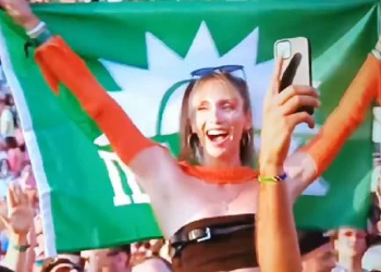 “Έσκασε” στο Tomorrowland με την… σημαία του ΠΑΣΟΚ – Χαμός στο Twitter