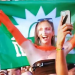 “Έσκασε” στο Tomorrowland με την… σημαία του ΠΑΣΟΚ – Χαμός στο Twitter