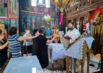 Η πανηγυρική Θεία Λειτουργία στους Αγίους Αναργύρους Πετροπόρου
