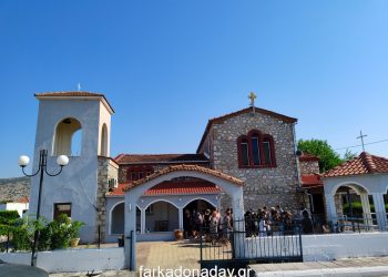 Η πανηγυρική Θεία Λειτουργία στους Αγίους Αναργύρους Πετροπόρου
