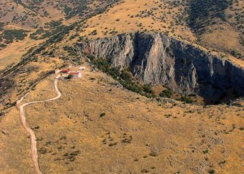 «Αεροδρόμιο» ο δρόμος για την Αγία Παρασκευή στον Πετρόπορο