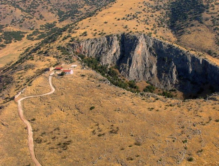 «Αεροδρόμιο» ο δρόμος για την Αγία Παρασκευή στον Πετρόπορο