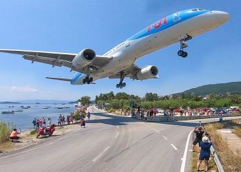Σκιάθος: Αμετανόητοι οι τουρίστες – Στάθηκαν σε απόσταση αναπνοής από τις τουρμπίνες του αεροπλάνου