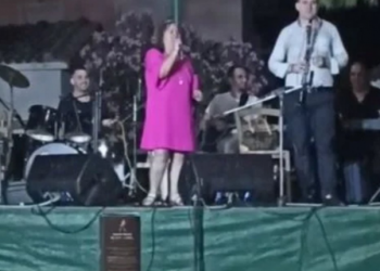 Η Έφη Θώδη τραγούδησε το «Madame» σε πανηγύρι και έγινε viral