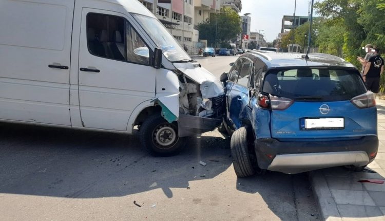 Τροχαίο μπροστά στο γενικό Νοσοκομείο Λάρισας -Τραυματίστηκε κοριτσάκι