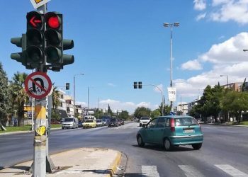Φανάρι βγάζει φωτογραφία όσους περνούν με κόκκινο