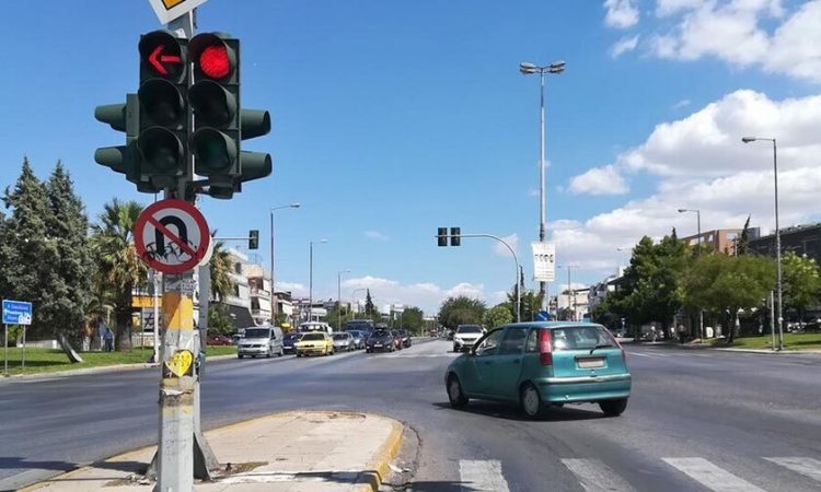 Φανάρι βγάζει φωτογραφία όσους περνούν με κόκκινο