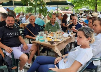 «Χτίζει» με συνεχείς επαφές…