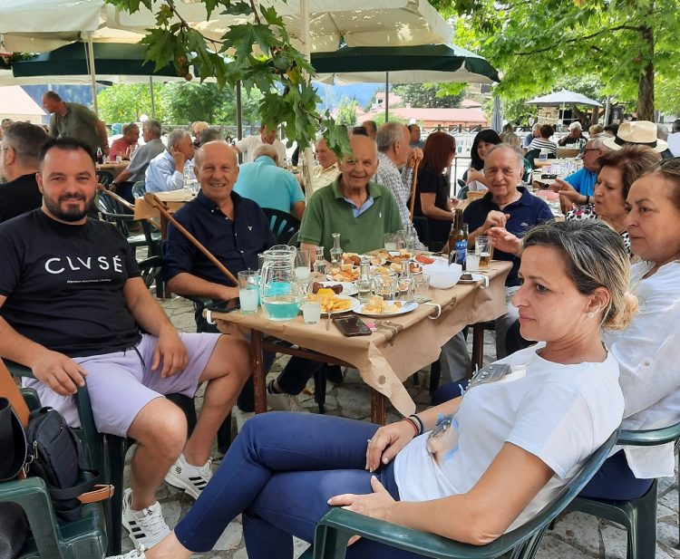 «Χτίζει» με συνεχείς επαφές…