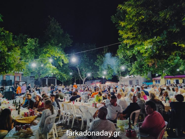 Πολύ κέφι και χορός στο 10o αντάμωμα με την παράδοση στην Κρήνη