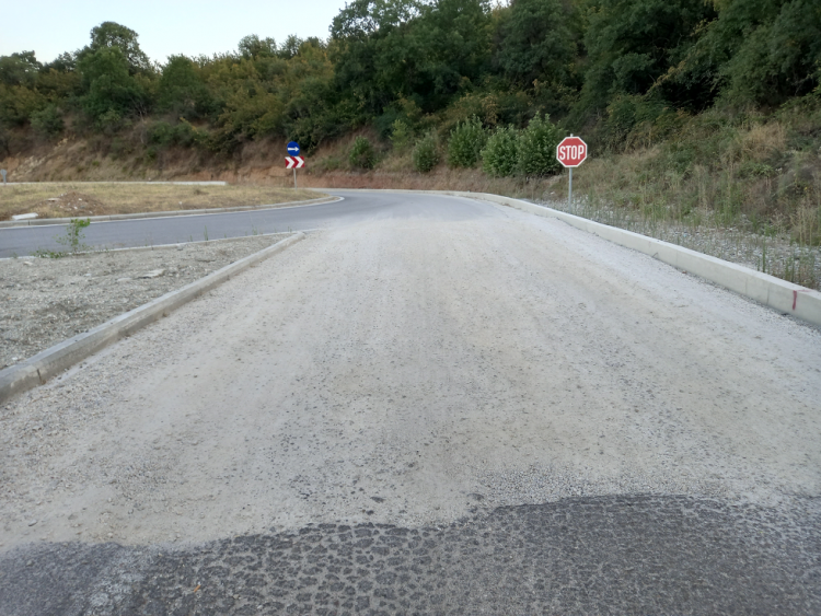 Ένα χρόνο μετά την ασφαλτόστρωση παρουσιάστηκαν σοβαρά προβλήματα