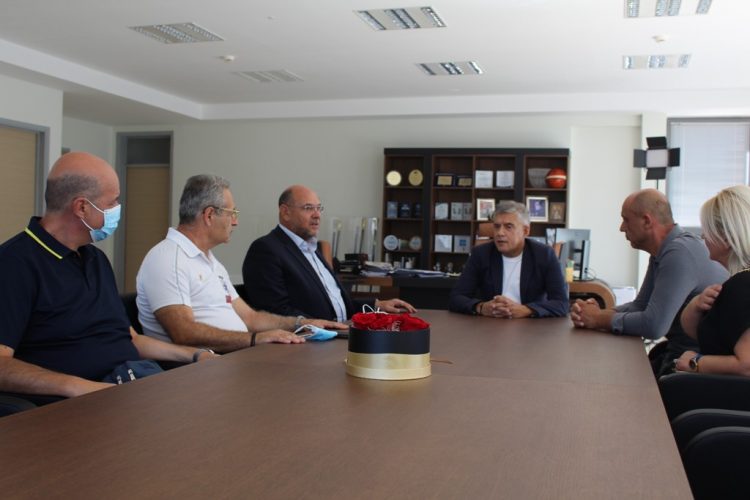 Η προμήθεια νέων ασθενοφόρων επί τάπητος στη συνάντηση Αγοραστού – Προέδρου του ΕΚΑΒ