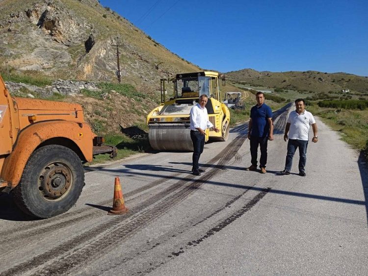 Με γοργούς ρυθμούς προχωρά  η ασφαλτόστρωση στο δρόμο από Φαρκαδόνα έως Ζάρκο