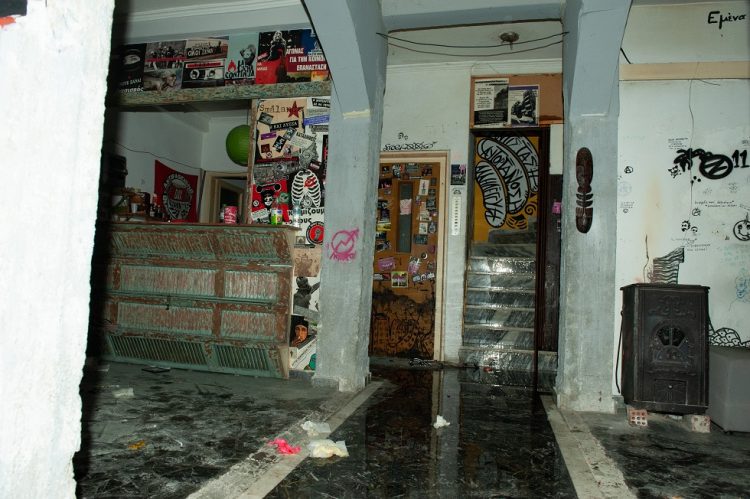 Aστυνομική επιχείρηση εκκένωσης υπό κατάληψη κτιρίου στη Λάρισα