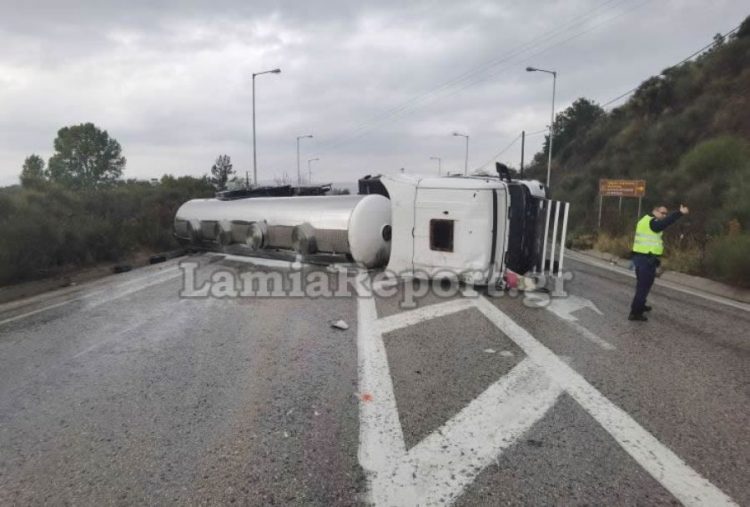 Bυτιοφόρο που μετέφερε γάλα ανατράπηκε στο δρόμο από Δομοκό προς Λαμία