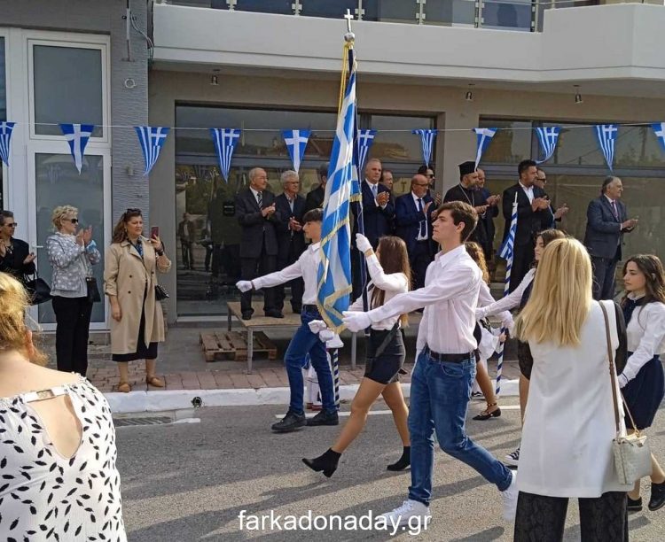 Καταχειροκροτήθηκαν οι μαθητές στην παρέλαση για την 28η Οκτωβρίου  στην Οιχαλία