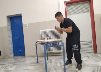 Αυτός είναι ο μαθητής του ΕΠΑΛ Τυρνάβου που έγινε viral – Στα διαλείμματα επισκευάζει τα θρανία