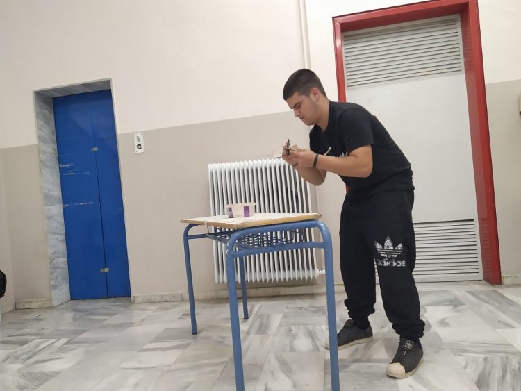 Αυτός είναι ο μαθητής του ΕΠΑΛ Τυρνάβου που έγινε viral – Στα διαλείμματα επισκευάζει τα θρανία