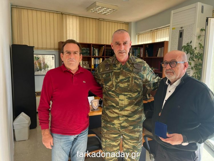 Τον Δήμαρχο Φαρκαδόνας επισκέφτηκε ο  Διοικητής της ΣΜΥ