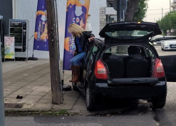 Λάρισα: Σταμάτησε το αμάξι της στη μέση του δρόμου, άρχισε να χορεύει και να πετάει καρέκλες